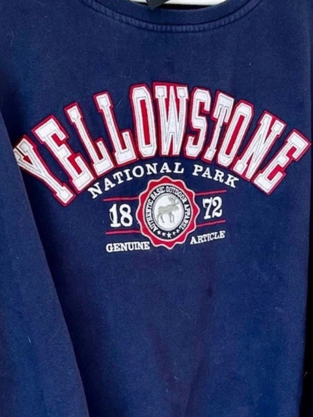 Yellowstone National Park Embroidered Navy Graphic Crewneck Sweatshirt Size L - Picture 2 of 6
